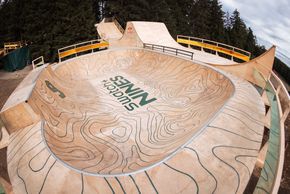 Hier gibt es viele Möglichkeiten, auf der Spine und im Bowl Skatepark-Tricks abzuliefern – übrigens auch zusammen mit einigen Profi-Skateboardern.