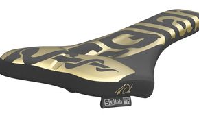 Der SQlab 611 Ergowave Sattel wurde speziell für Fabio Wibmer nochmals verstärkt und mit einem goldenen Design versehen