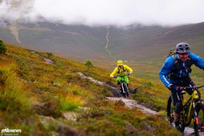 Auf diesem Trail fetzt man durch feinstes... ja, durch was eigentlich?