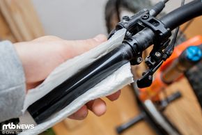 Mit einem sauberen Tuch nachwischen oder den Alkohol verdunsten lassen