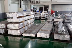 Mit den Aluminiumprofilen, die in diesem Materiallager liegen, lassen sich eine ansehnliche Menge Scheibenbremsen fertigen.
