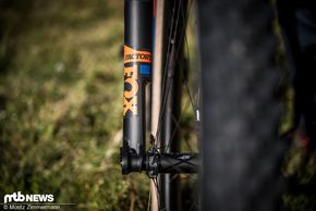Die Fox 32 Factory Step Cast-Federgabel sorgt für Komfort und Traktion an der Front.