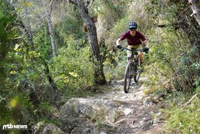 Unterdruck und Magnet hielten gemeinsam das fast 300 g schwere Paket auch auf ruppigen Trails an Ort und Stelle