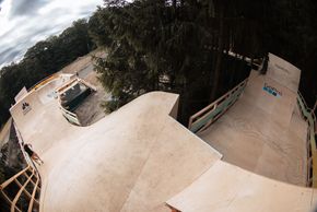 Ein Skatepark im Wald