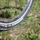 Die 27,5×2,25″ Maxxis Crossmark II Reifen bieten hohen Grip bei guten Abrolleigenschaften und sorgen dank Reflexstreifen für mehr Sichtbarkeit im Straßenverkehr.