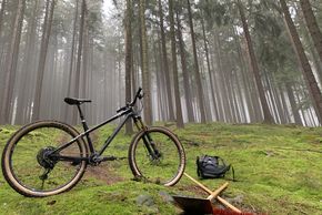 Sollte das Hardtail am Anfang einfach ein günstiges Spaßrad werden, hat Hanzz88 im Endeffekt doch alles Mögliche an tollen Teilen reingeballert