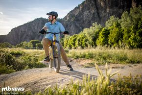 Das Dharco Mens Parts Shirt in der Farbe „Wahine“ (79,99 €) und der Gravity Pants in „dust“ (149,99 €) kam bei Hannes zum Einsatz.