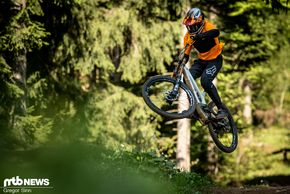 Das sehr niedrige Gewicht des Tues macht es auch im Bikepark erstaunlich leichtfüßig.