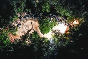 In der Toboga steppt der Bär: DJ und Party-Crowd heizen sich gegenseitig und den Fahrerinnen und Fahrern im Besonderen ein
